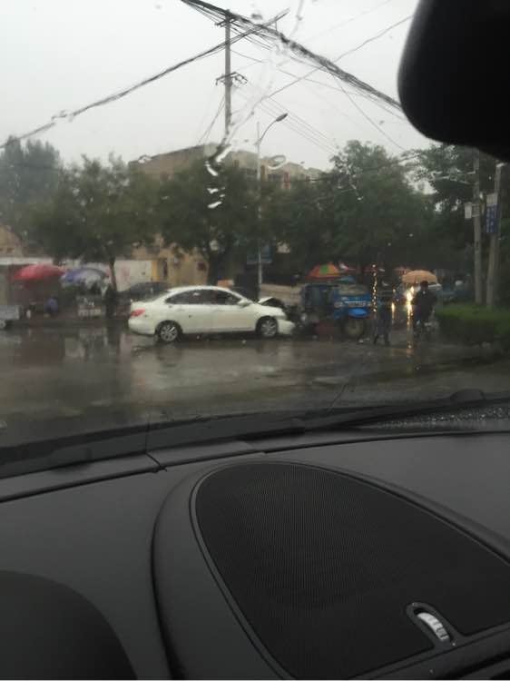 下雨天开车慢点不行吗?昨天回了一趟老家,就弄成这样?