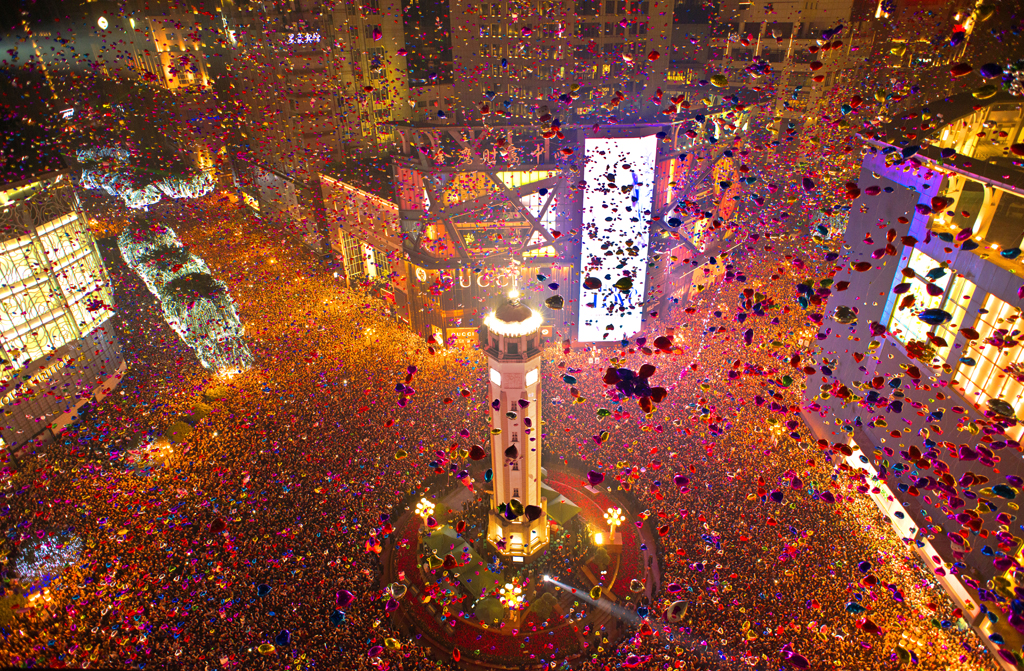 重庆解放碑新年钟声敲响