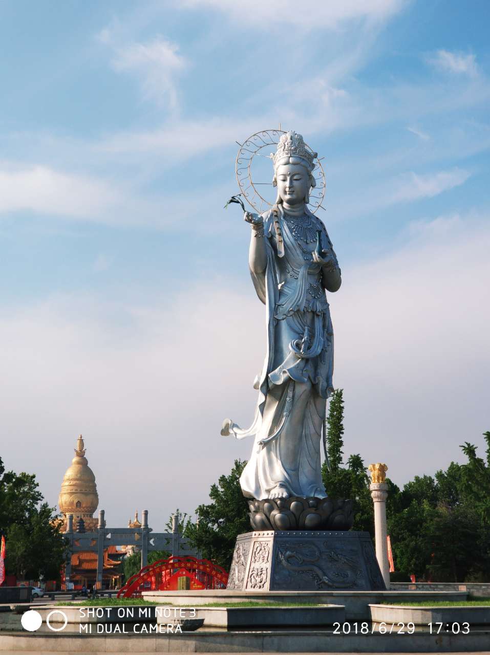 汶上宝相寺前广场的佛像.