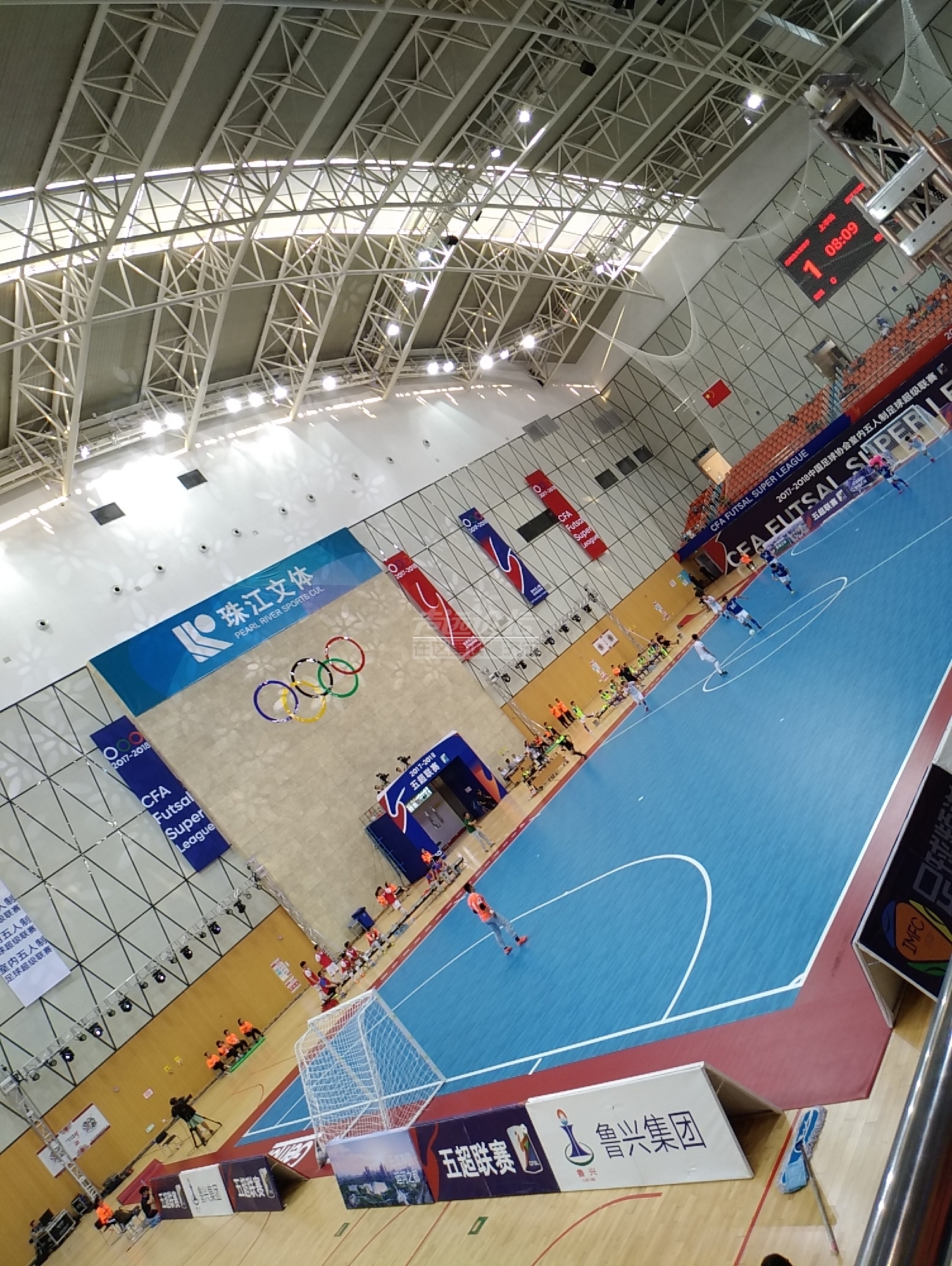 国际五人制足球赛冠军争夺战正在济宁任城文体中心火力开打!