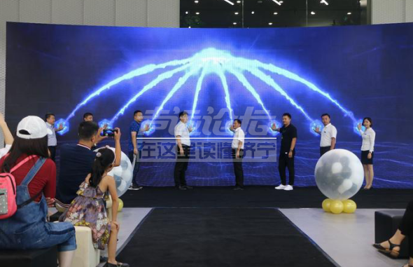 领克领导以及嘉宾代表一起举起手掌触屏启动大屏幕