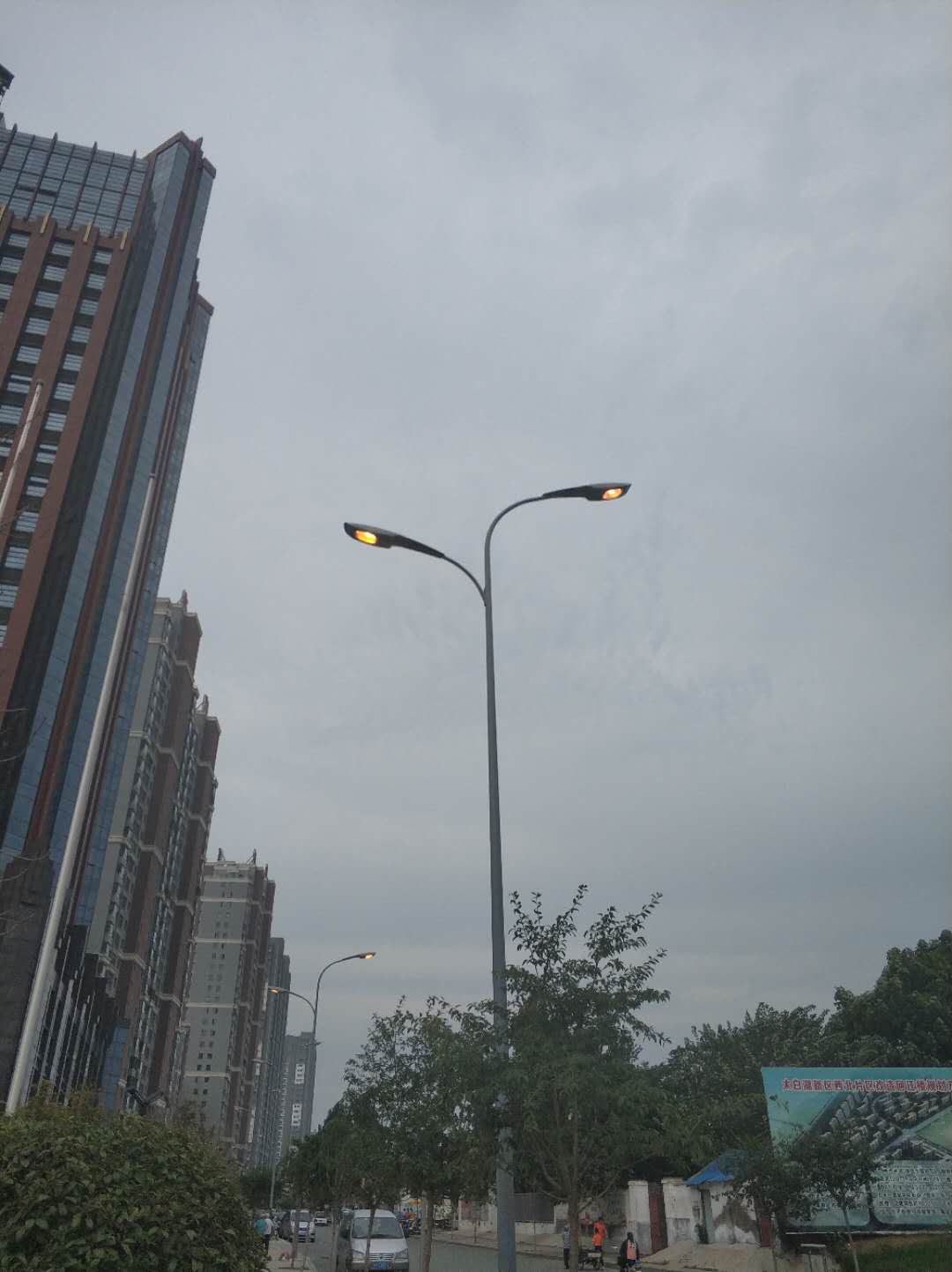 北湖有钱 大白天路灯亮晃晃