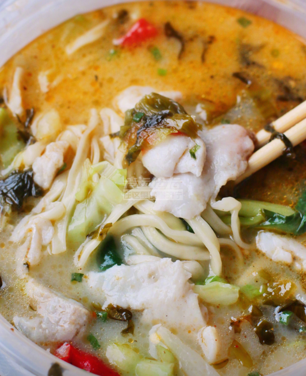 酸酸辣辣的汤底配上嫩嫩的鱼肉 劲道爽滑的面条,这三样一起吃简直绝了