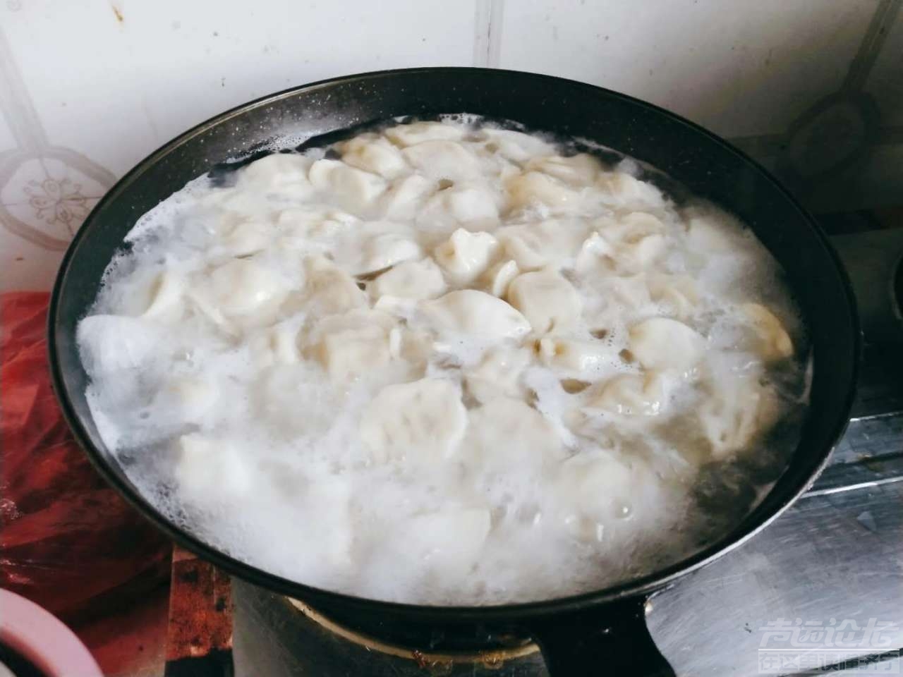 (你能想象的到两个女生吃这么一大锅水饺吗?