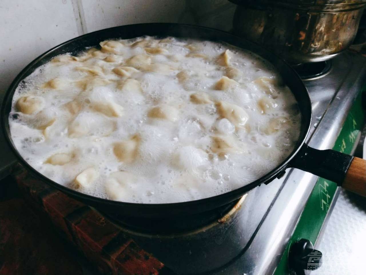(你能想象的到两个女生吃这么一大锅水饺吗?