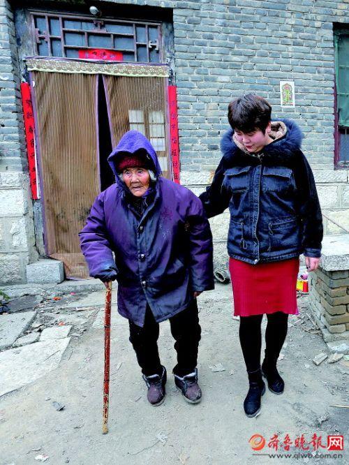 29年前,一个刚满月的女婴被遗弃在路边,张凤安夫妇将这个"孙女"带回家