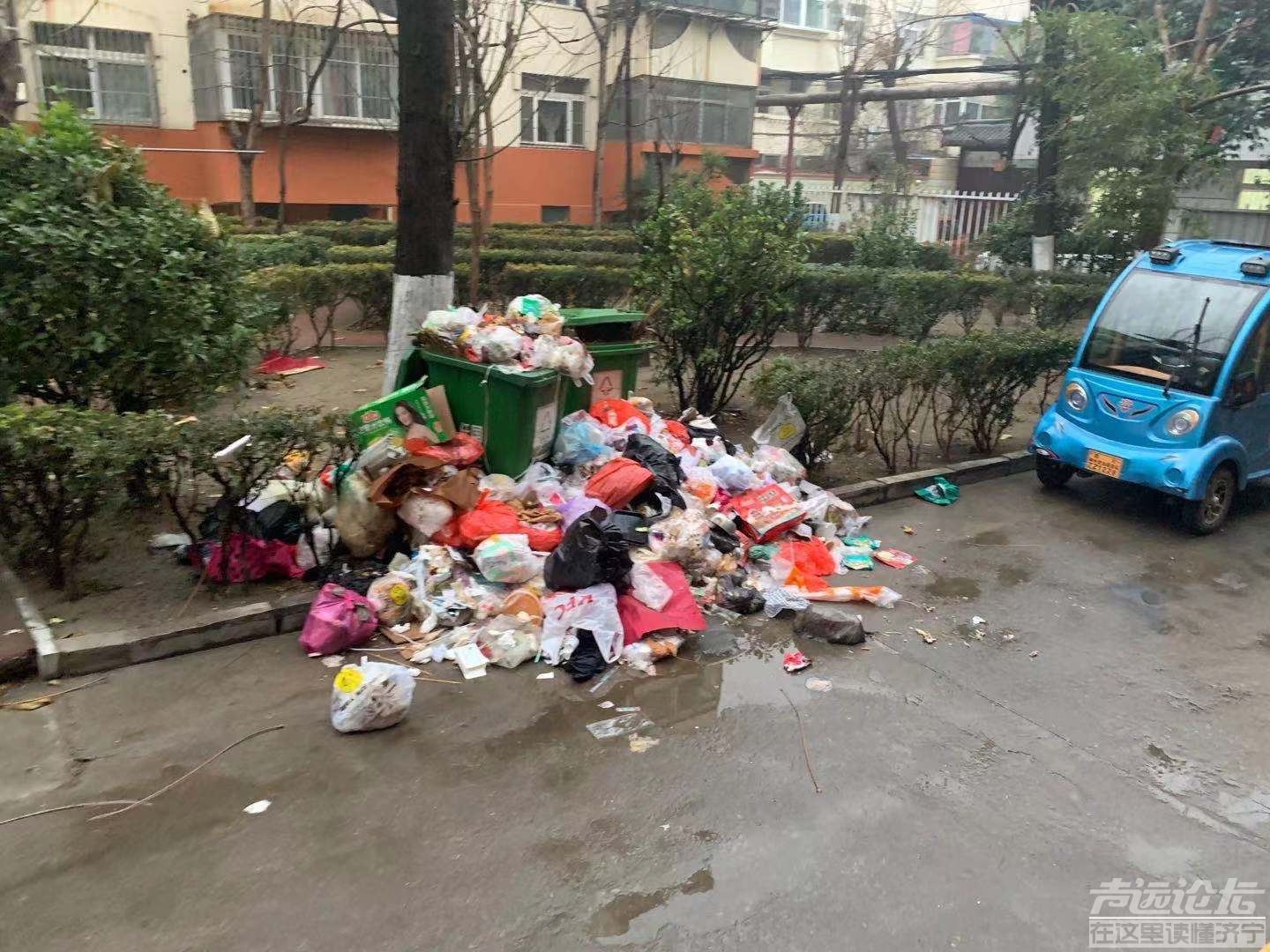 垃圾已经堆积成山,严重影响小区环境卫生及城市形象