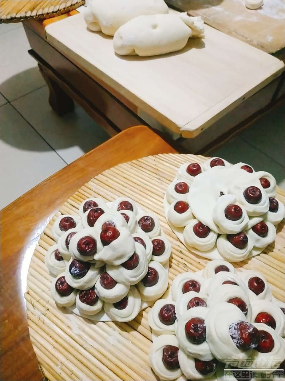 妈妈们在蒸花糕,每年都都蒸呦!说是寓意蒸蒸日上