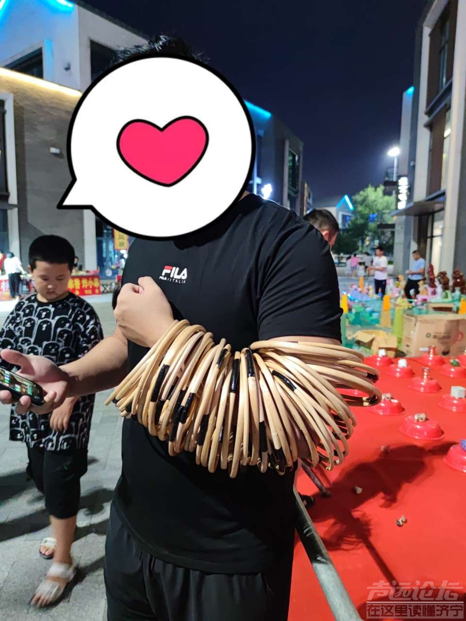 去夜市看到套圈的就来个20块钱的