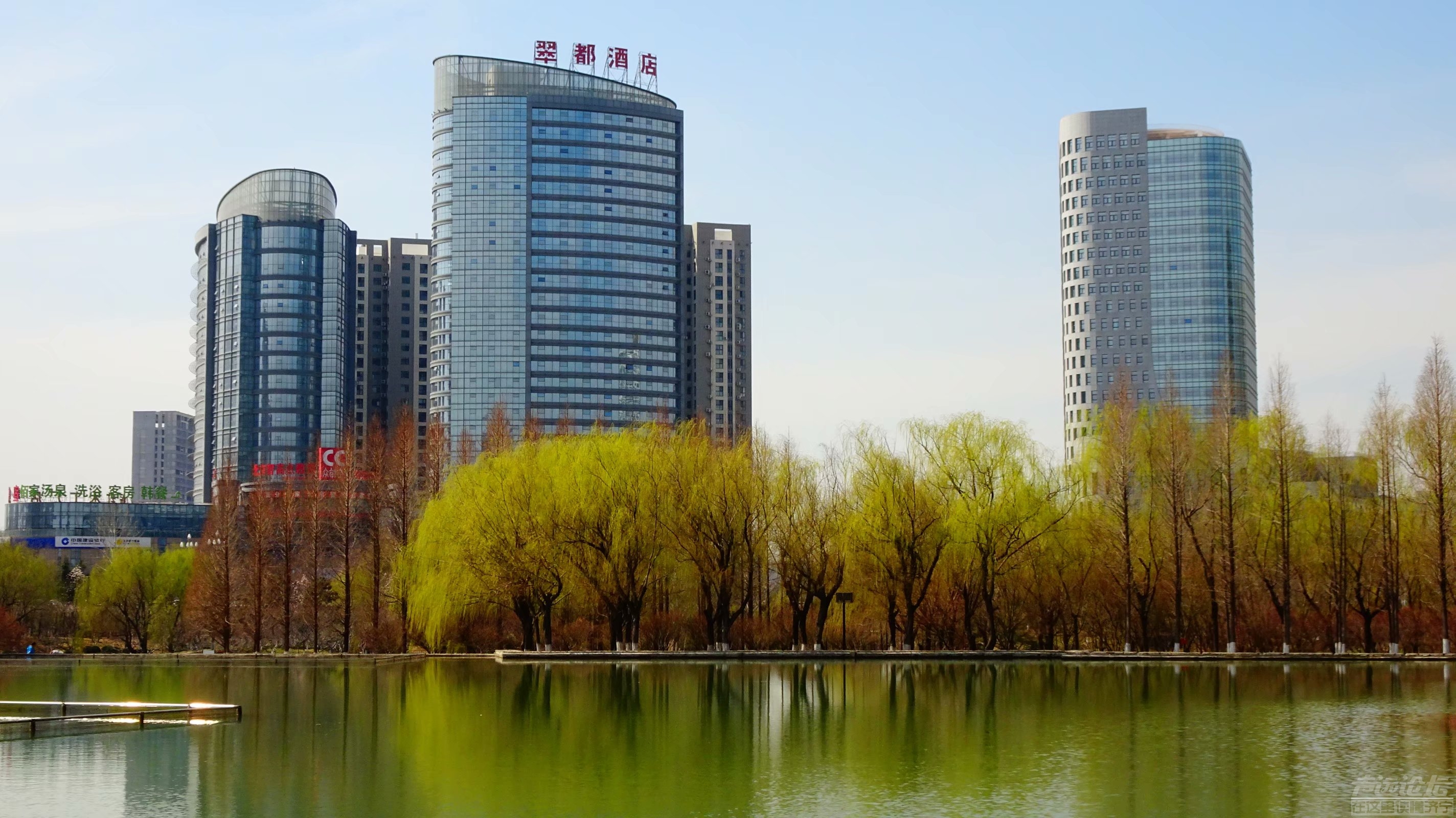 春感一  睿湖玉镜倒新天,纤柳金丝拢翠烟.  春日寻芳何处去?