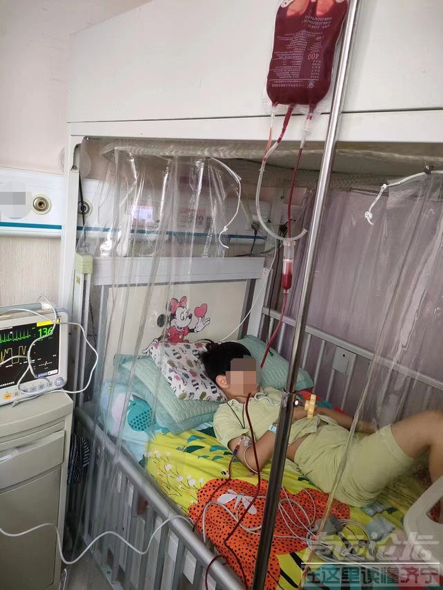 男子济南街头“卖己救子”：儿子患白血病急需50万元骨髓移植，否则活不过三个月-2.jpg