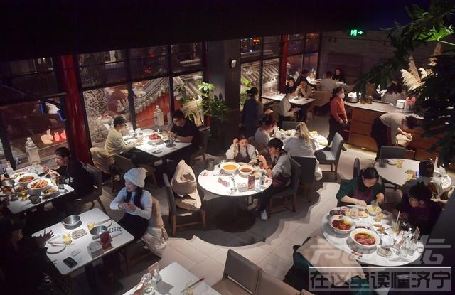 北京多家餐馆再现排队等位，业内预计元旦客流将持续回升-1.jpg