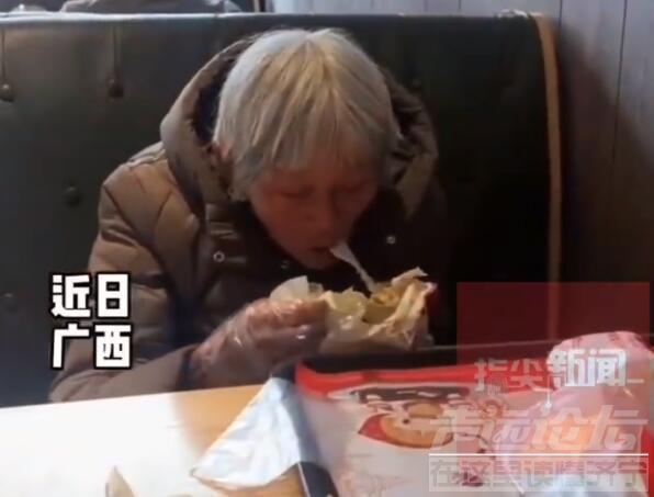 孙子第一次带奶奶吃汉堡，奶奶一番话戳中泪点-1.jpg
