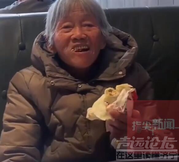 孙子第一次带奶奶吃汉堡，奶奶一番话戳中泪点-3.jpg